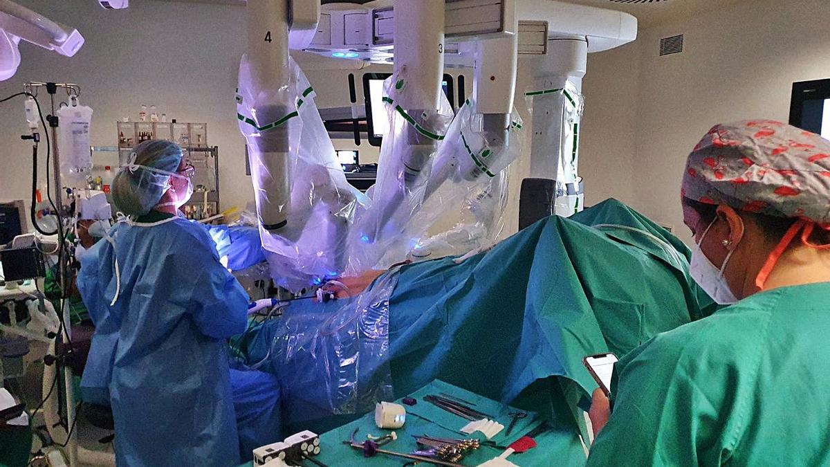 El robot Da Vinci, durante una operación en el Hospital Universitario de A Coruña. |   // L. O.