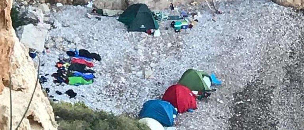 Las tiendas de campaña, en la orilla de la cala de Els Testos.