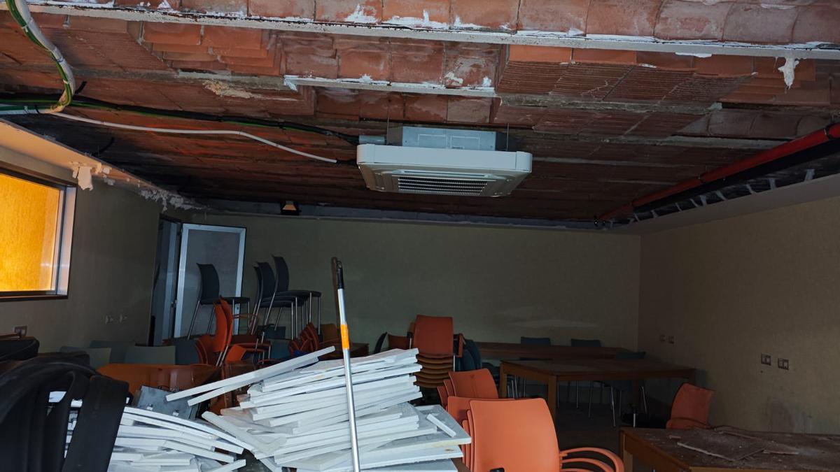 Las graves goteras de la Biblioteca de Benidorm: documentos históricos destruidos y un peligro para los usuarios