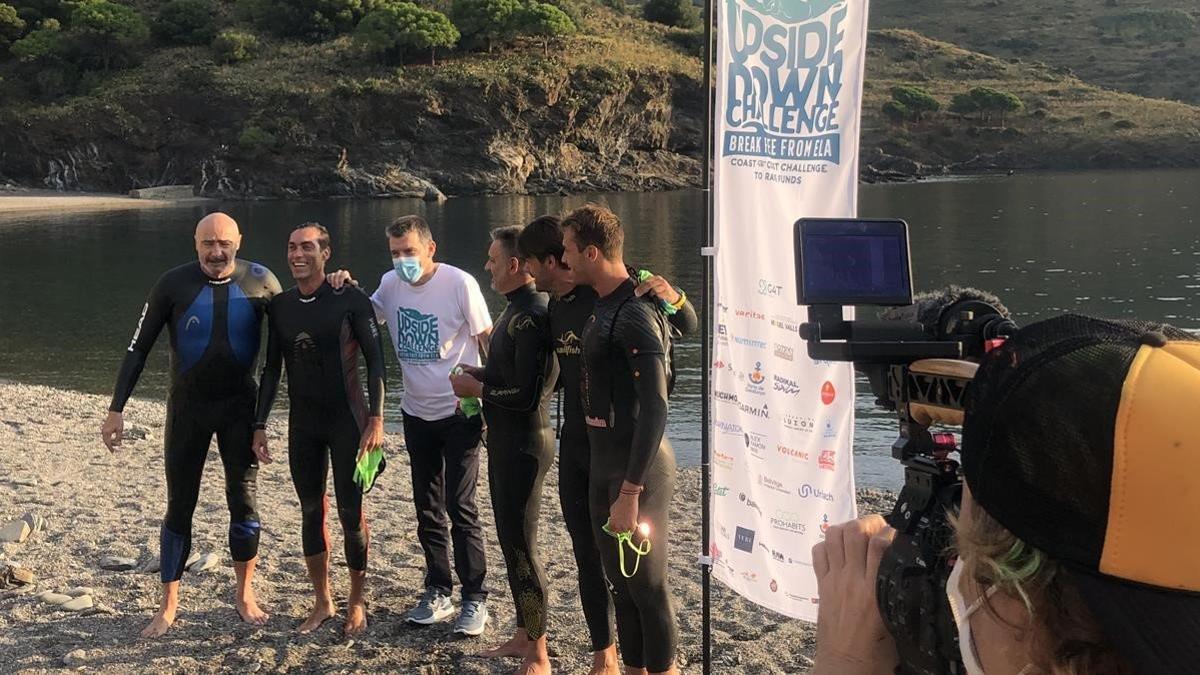 Unzué, en el centro de blanco, en el inicio del maratón solidario en el agua