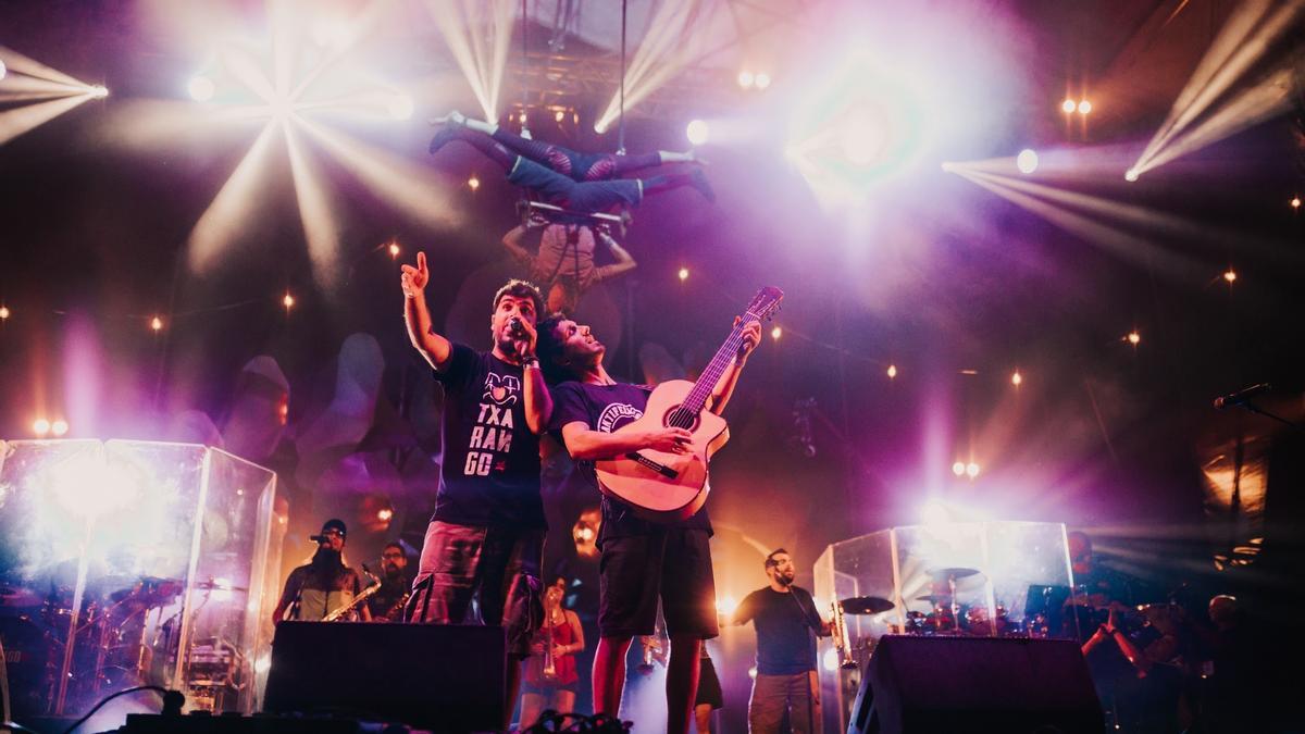 La banda Txarango en un concert