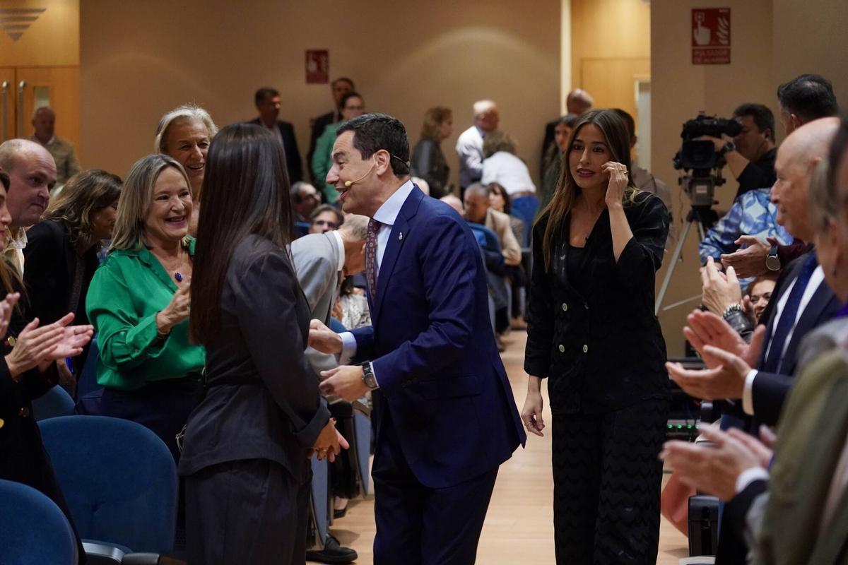 Moreno, saluda a los asistentes a su presentación