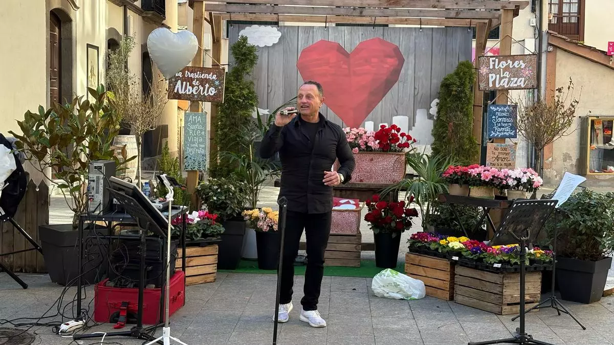 Rafa Sorribas, participante de “First Dates”, canta al amor en Cangas del Narcea: de "A mi manera" a "Bésame mucho"