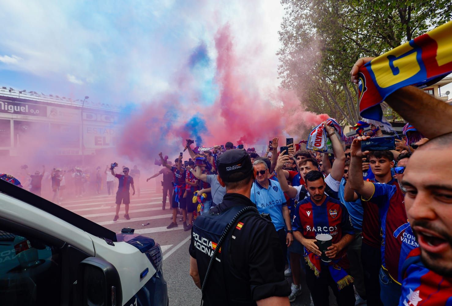 Explosión granota en la llegada del Levante UD a El Plantío