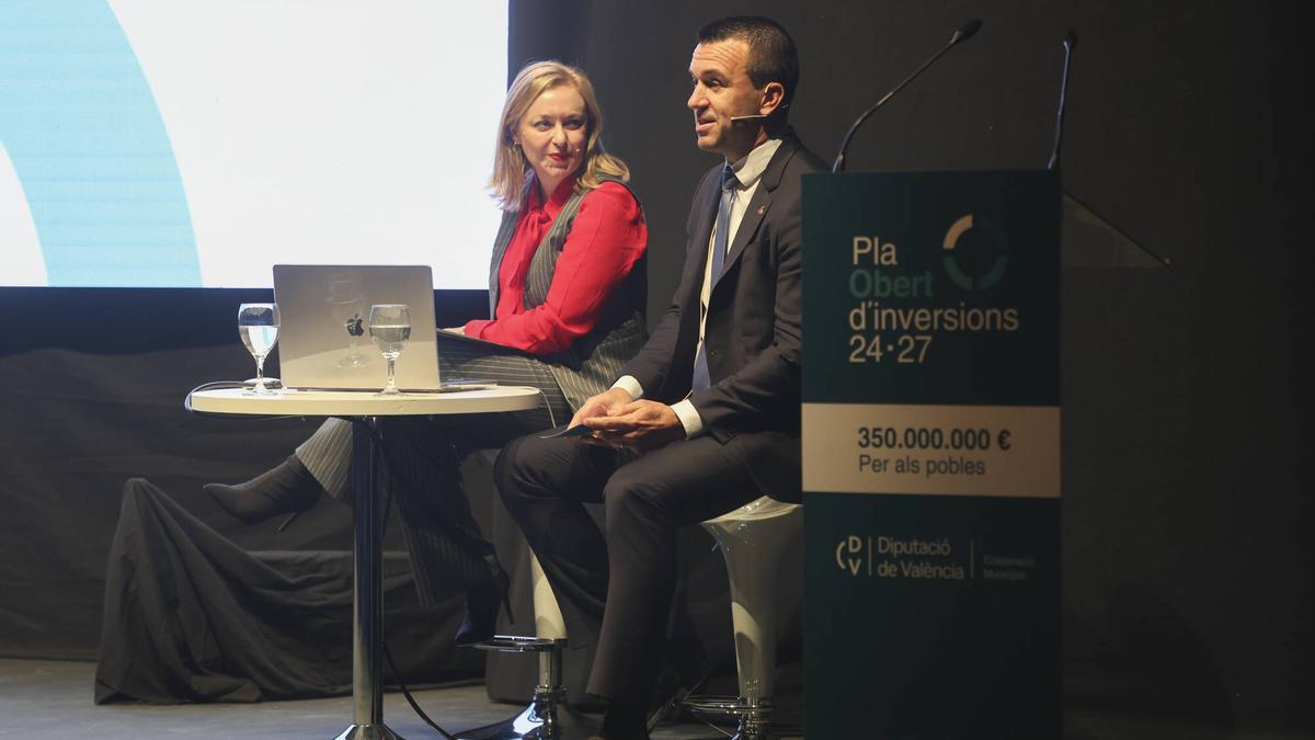 Natàlia Enguix (Ens Uneix) y Vicent Mompó (PP) en la presentación del plan de inversiones hace unas semanas
