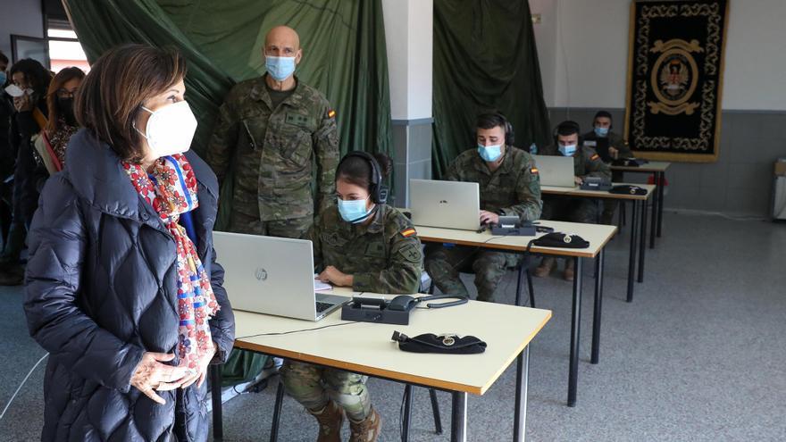 La ministra de Defensa, Margarita Robles, durante una visita a la Unidad de Vigilancia Epidemiológica en la Base ‘Príncipe’ de la Brigada ‘Almogávares’ VI de Paracaidistas (BRIPAC).