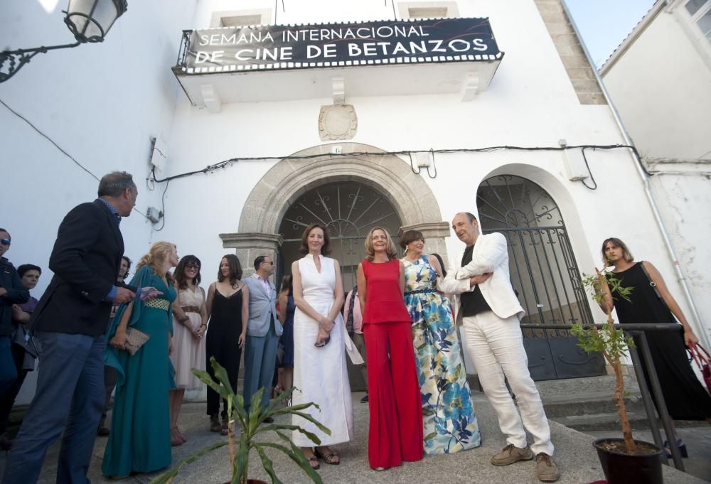 El paseo por la alfombra roja pone el broche a la Semana Internacional de Cine de Betanzos, dedicada en esta ocasión a la productora y realizadora Zaza Ceballos.