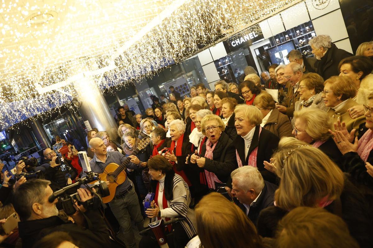 Los mayores llenan la ciudad de villancicos