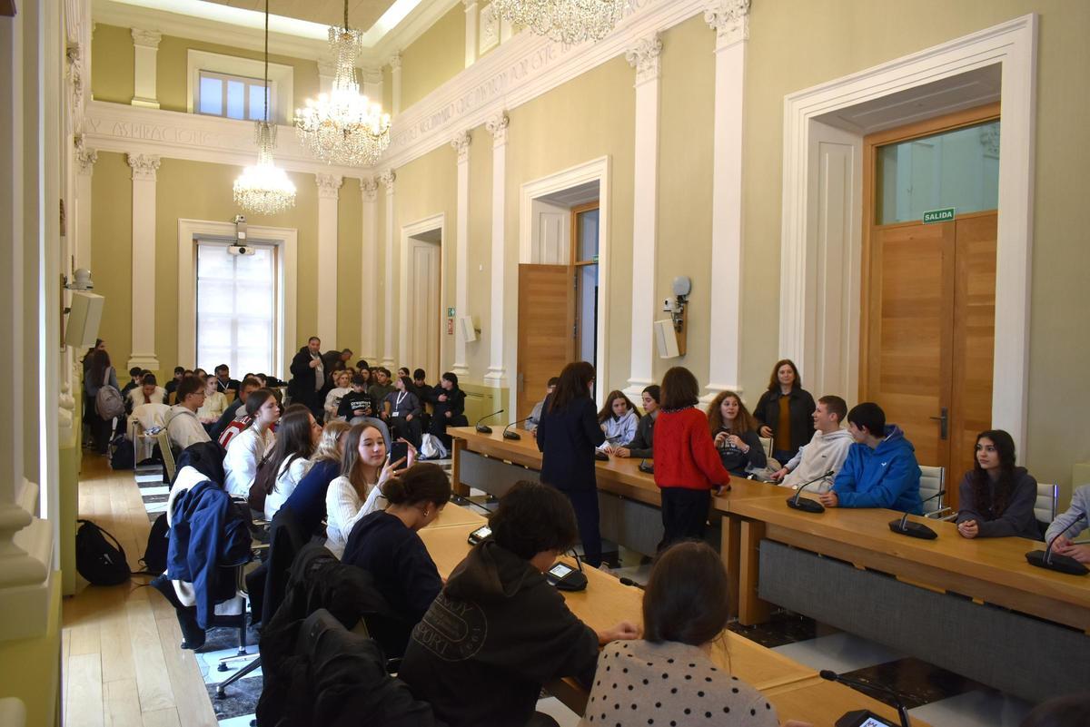 Fotogalería | Alumnos franceses y portugueses visitan el ayuntamiento de Cáceres