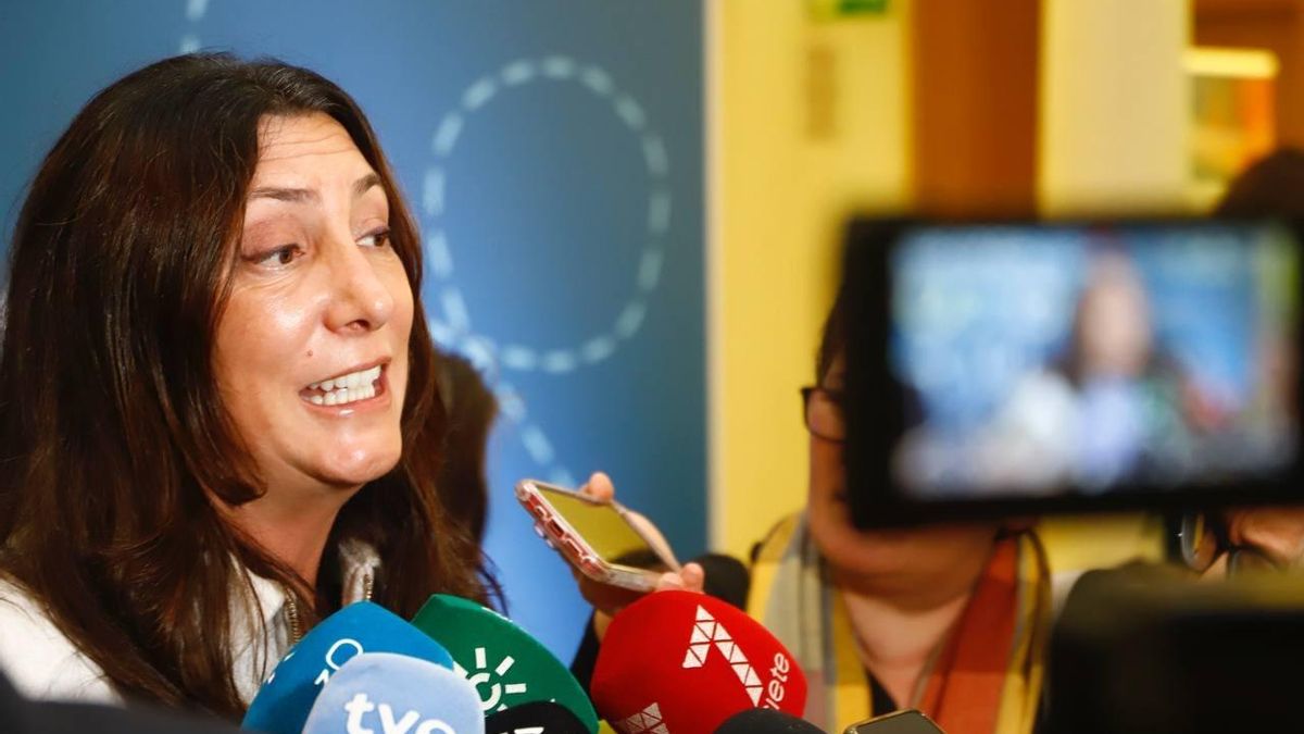 La consejera de Inclusión Social, Juventud, Familias e Igualdad, Loles López, atiende a los periodistas en Córdoba.