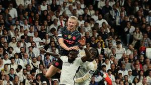 Erling Braut Haaland del Manchester City en acción con Antonio Rudiger y Ferland Mendy del Real Madrid.