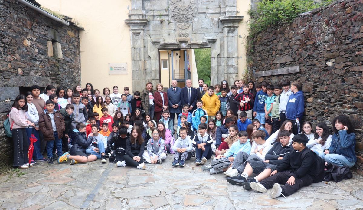 El presidente de la Junta y los integrantes de la Mesa de la Junta, con los escolares que participaron en la actividad
