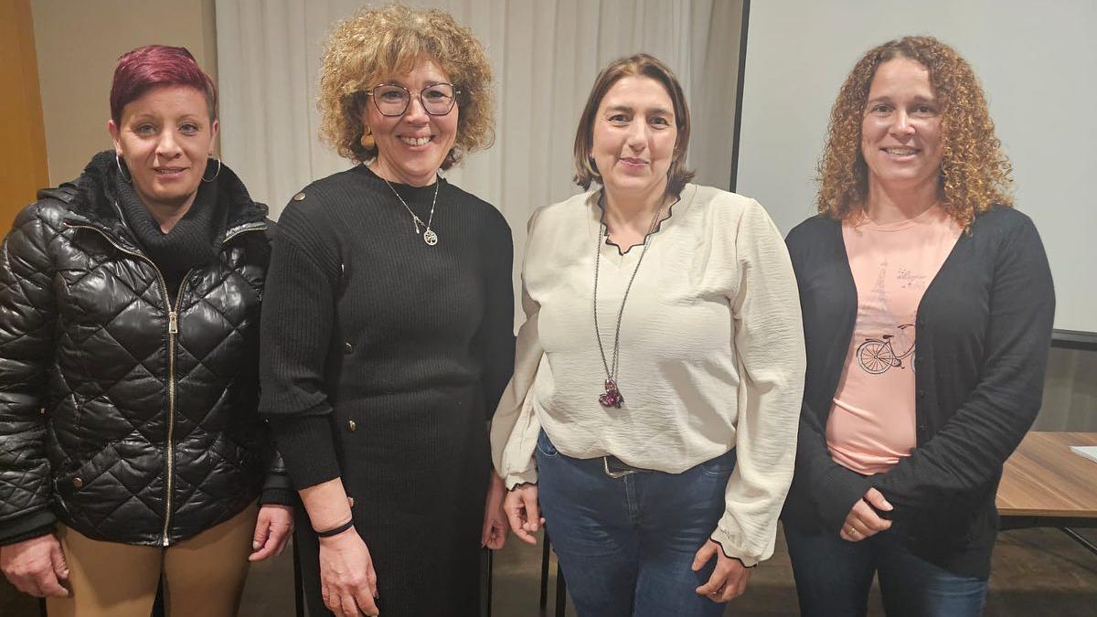 La nueva directiva de Anmupesca, presidida por Pilar Otero (tercera desde la izquierda)