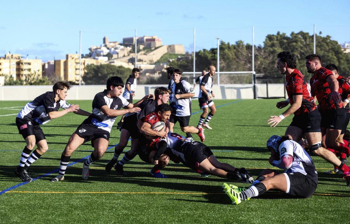 El rugby vuelve a practicarse en la ciudad con la inauguración del nuevo estadio municipal de Es Putxet. | TONI ESCOBAR
