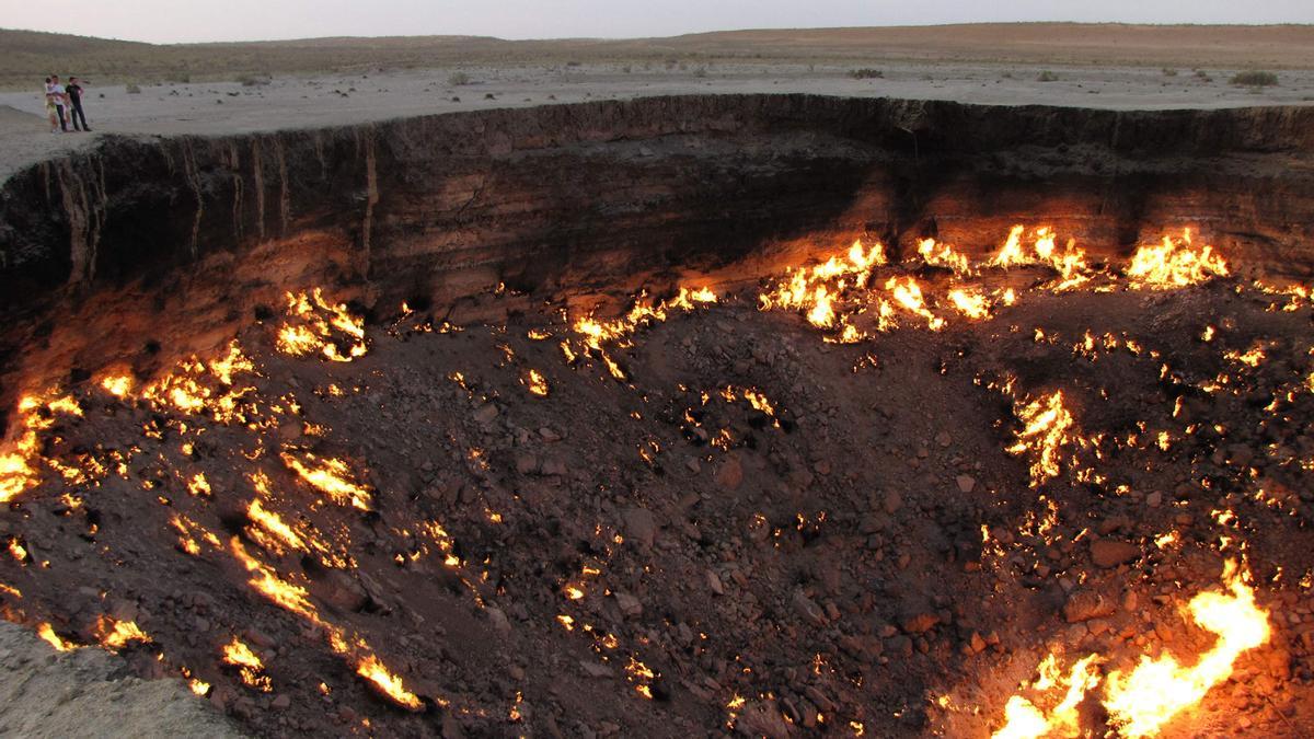 Unos turistas contemplan la denominada &quot;puerta al infierno&quot; del desierto de Karakum, en Turkmenistán.