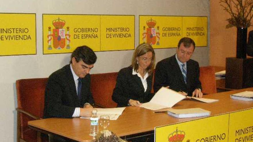 El alcalde Sedano, la ministra Chacón y el consejero Silván en la firma del convenio el pasado 26 de diciembre en Madrid