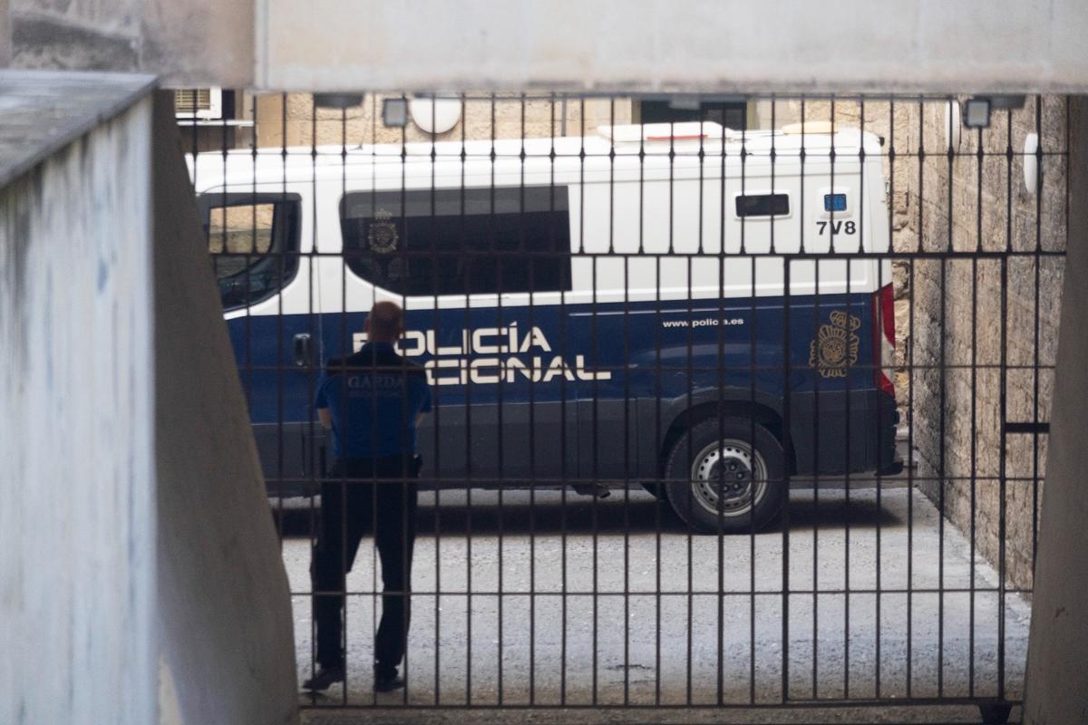 Imagen del furgón policial desde el que se ha trasladado al detenido a prisión desde los calabozos