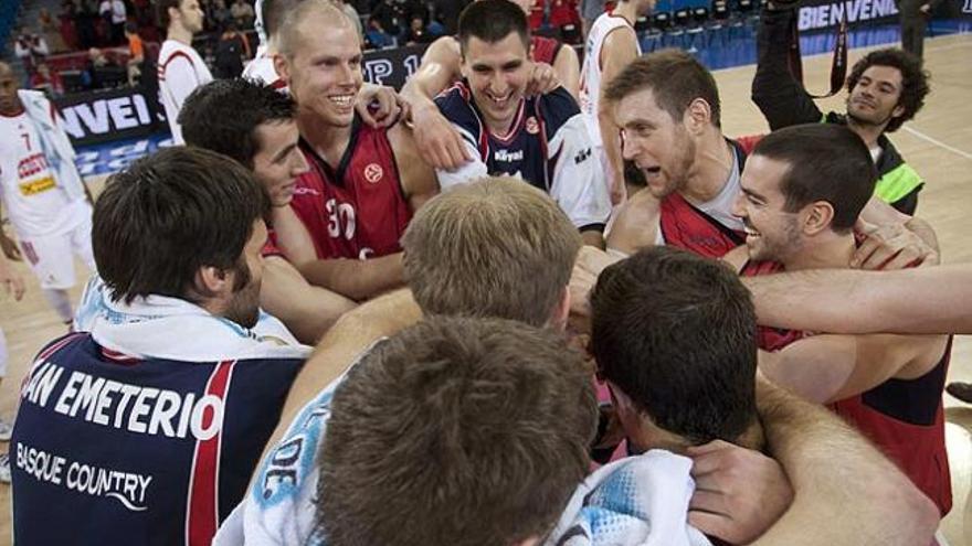 Los jugadores del Baskonia celebran la clasificación.