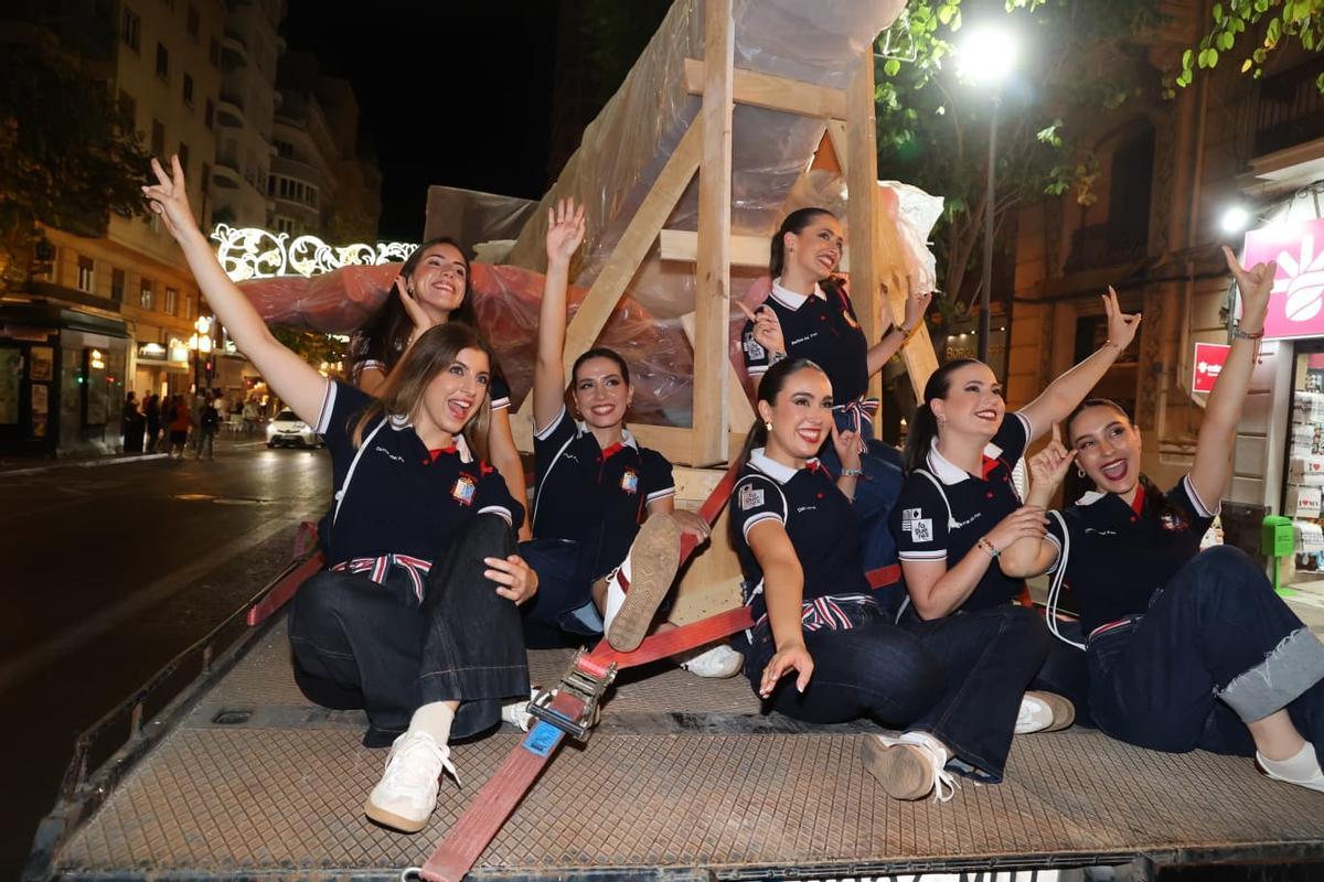 La Bellea del Foc y sus damas presencian la llegada de las primeras piezas de la Hoguera Oficial