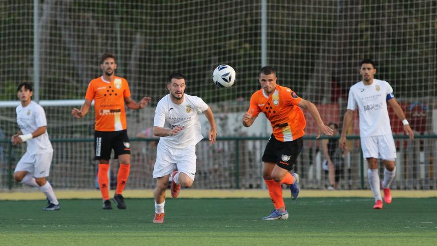 La Penya Independent toma ventaja ante un filial peñista sin suerte ni madurez