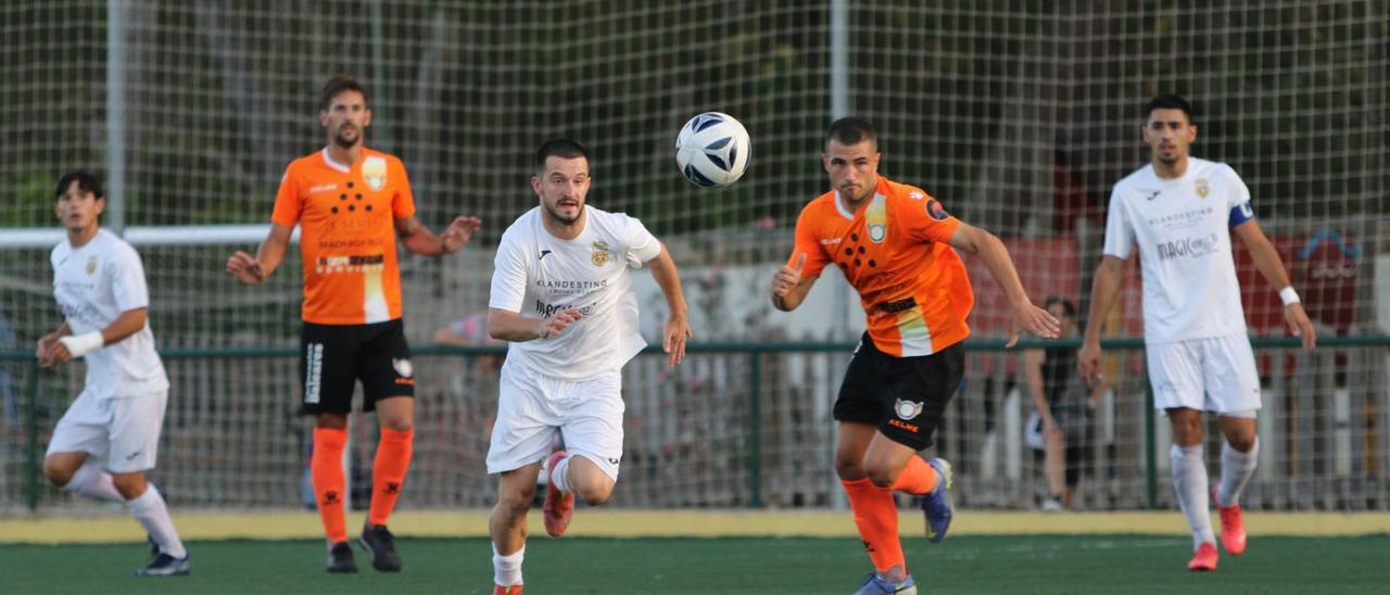 Adrián Luna y Joan Curuné corren en la disputa de un balón durante el encuentro disputado ayer en Sant Miquel. | VICENT MARÍ