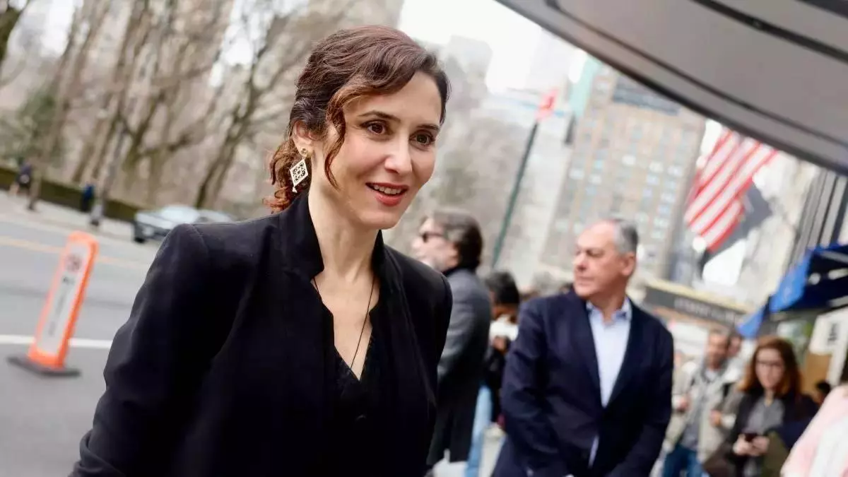 La “no manicura” de Isabel Díaz Ayuso: el detalle discreto que hace sus manos más elegantes (y que comparte con las 'royals')