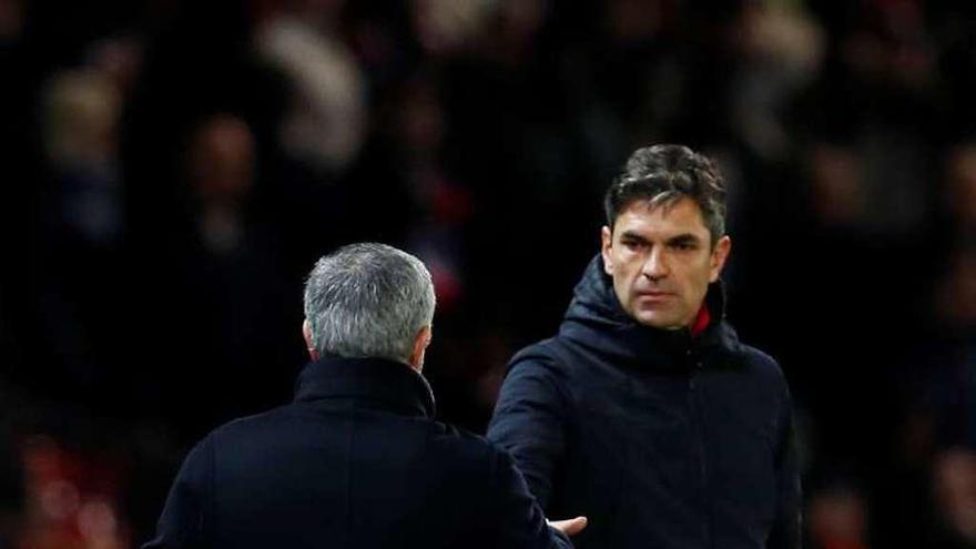 Mourinho y Pellegrino se saludan ayer en Old Trafford.