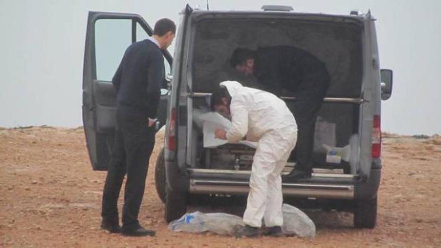 Investigadores y personal del tanatorio proceden a meter en bolsas los restos que fueron descubiertos.