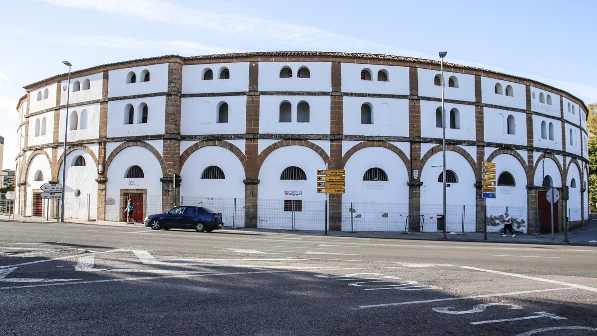 La plaza de toros de Cáceres está vallada perimetralmente desde el año 2020 y cerrada por su mal estado. Es Bien de Interés Cultural.