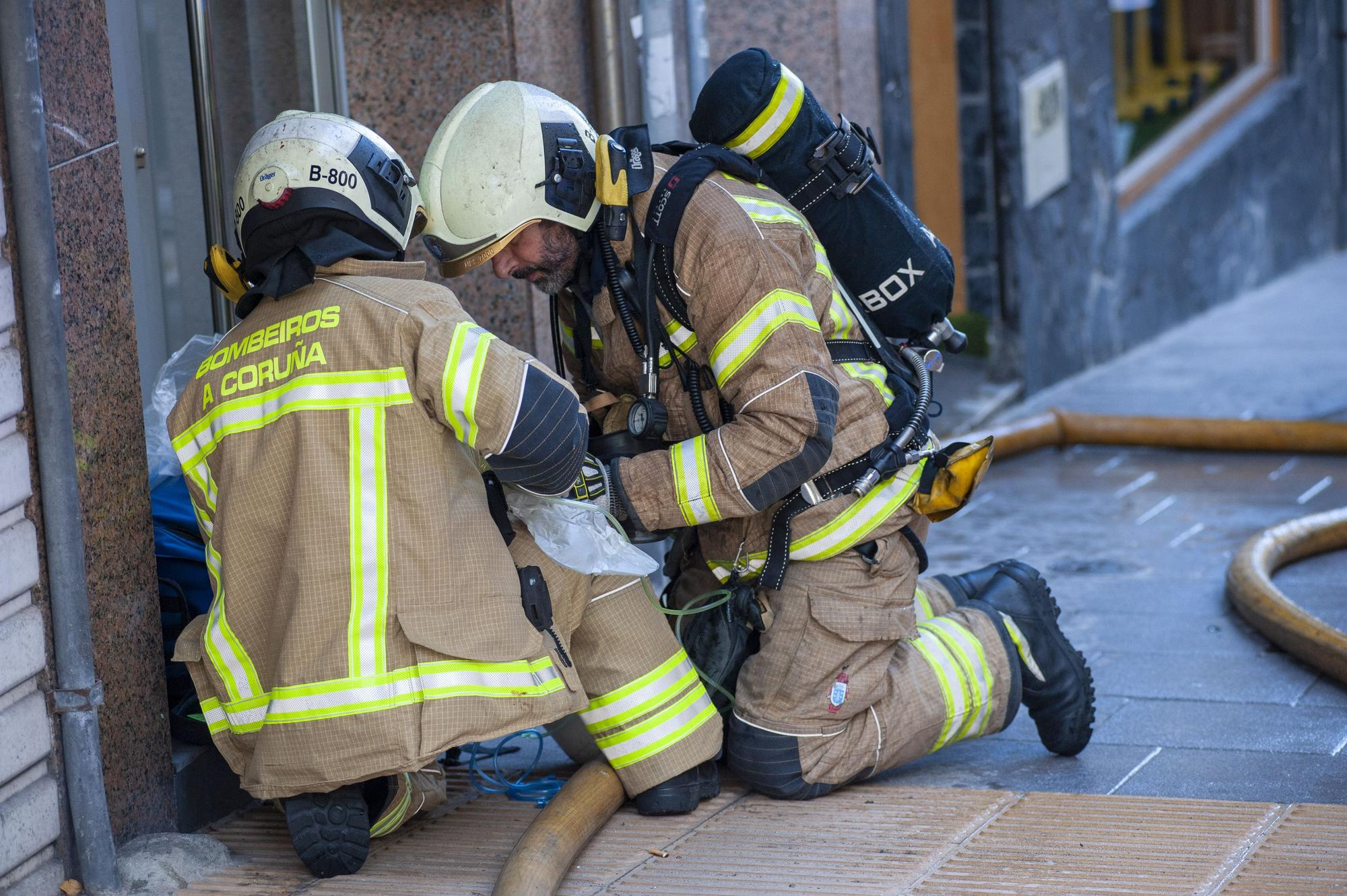 Los bomberos sofocan un incendio en una vivienda de Costa da Unión con Pla y Cancela