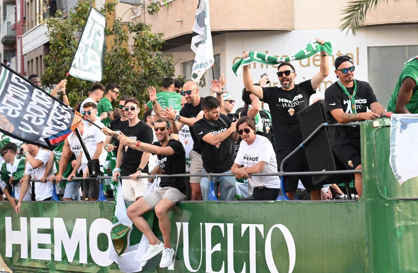 El Elche CF celebra el ascenso a Primera con una rúa en autobús hasta la Plaça de Baix