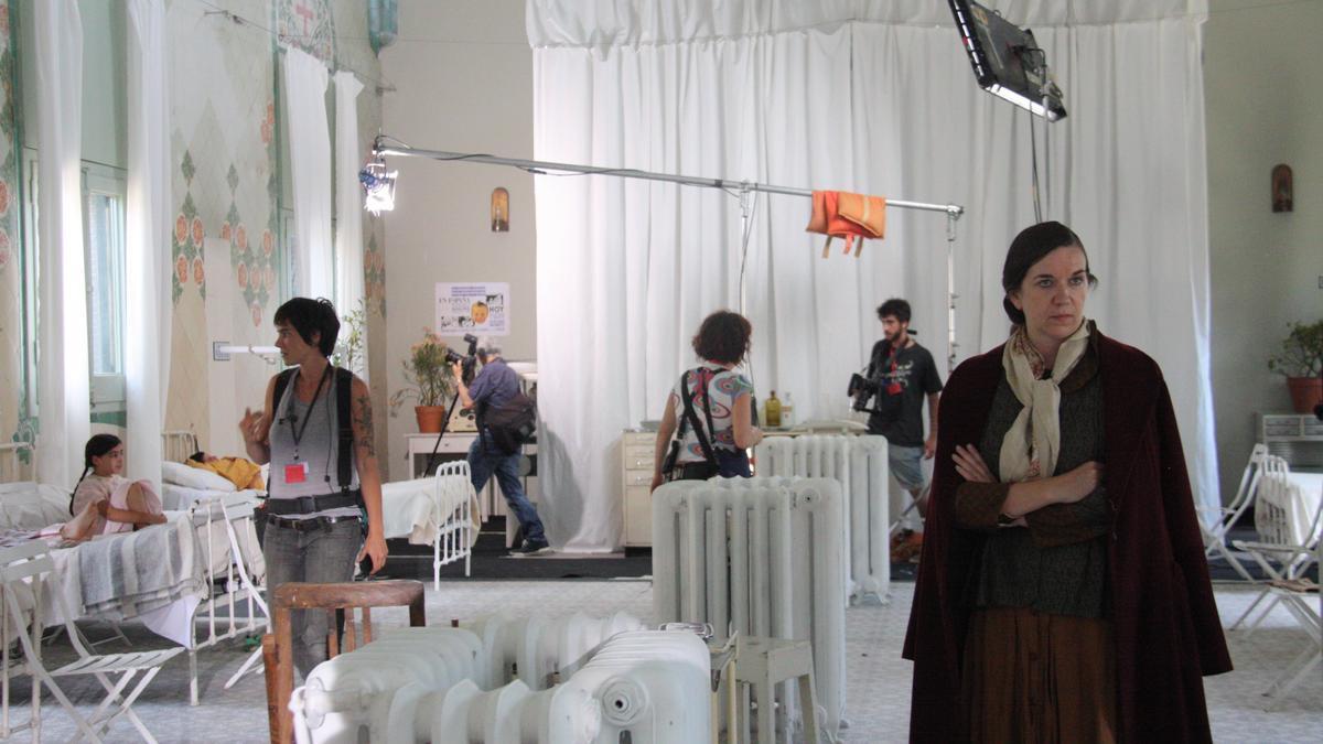 El rodatge de la pel·lícula ‘Incerta glòria’ amb personatges i tècnics de so de fons. Imatge del 21 de juny de 2016.