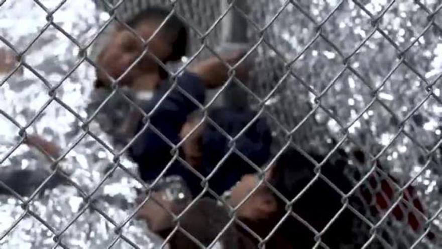 Familias enteras en jaulas; así es un centro de retención de inmigrantes en Texas