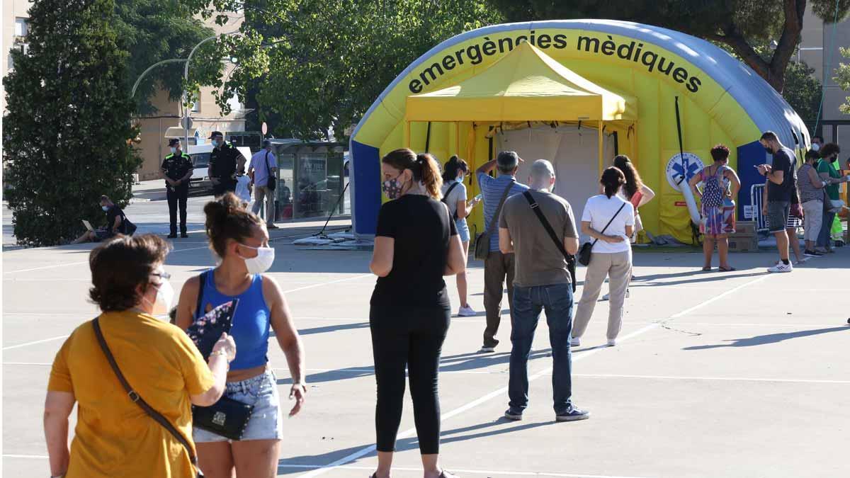 Largas colas para hacerse pruebas PCR en Sabadell.