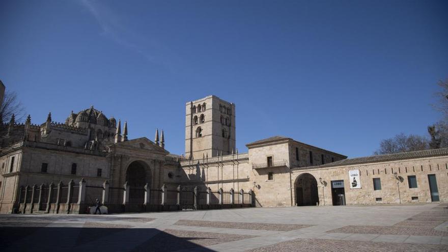 La Catedral de Zamora, ¿exenta? Esta es la petición ciudadana para liberar el exterior de la Seo