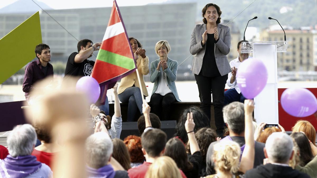 La alcaldesa de Barcelona, Ada Colau, ha apoyado a la candidata a lehendakari de Elkarrekin Podemos, Pili Zabala, en un acto en San Sebastián, este domingo