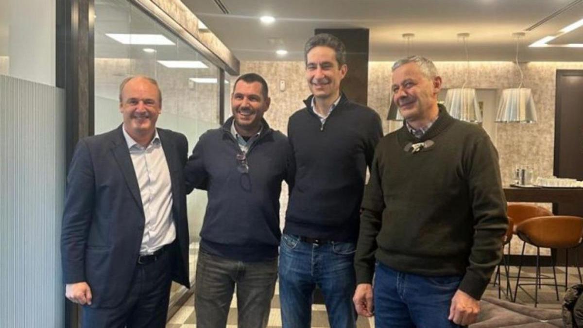 Alejandro Campos Vázquez, con representantes de Hevo Group.