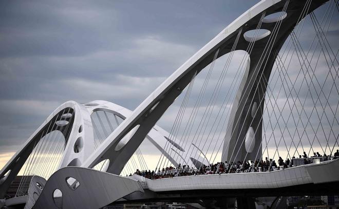 Los seguidores del rugby cruzan el puente de Toyota cerca del estadio City of Toyota en Toyota City antes del partido del Grupo D de la Copa Mundial de Rugby de Japón 2019 entre Gales y Georgia.