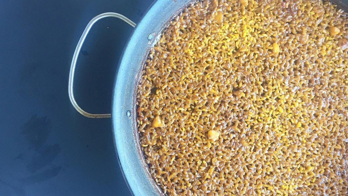 Arroz a banda del menú de 2021 de Quique Dacossta, hecho con un caldo limpio de pescados de roca y galeras, con tropezones de sepia e infusión de azafrán en hebras.