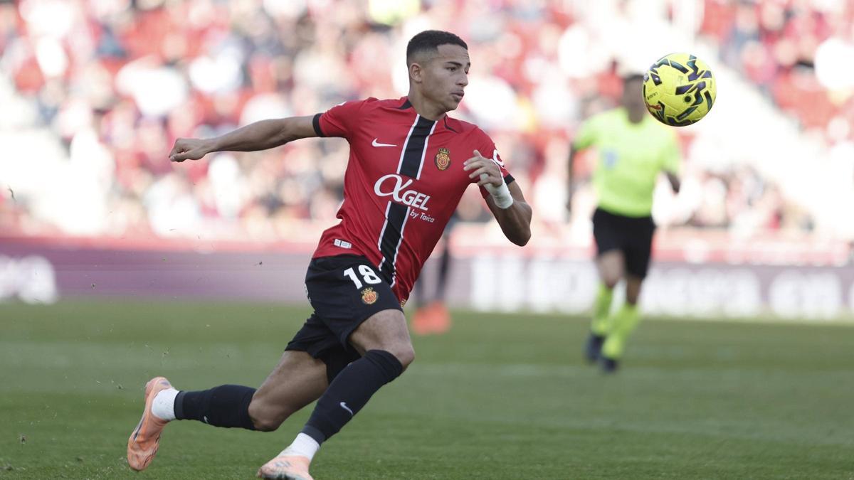 Mateo Joseph conduce el balón.