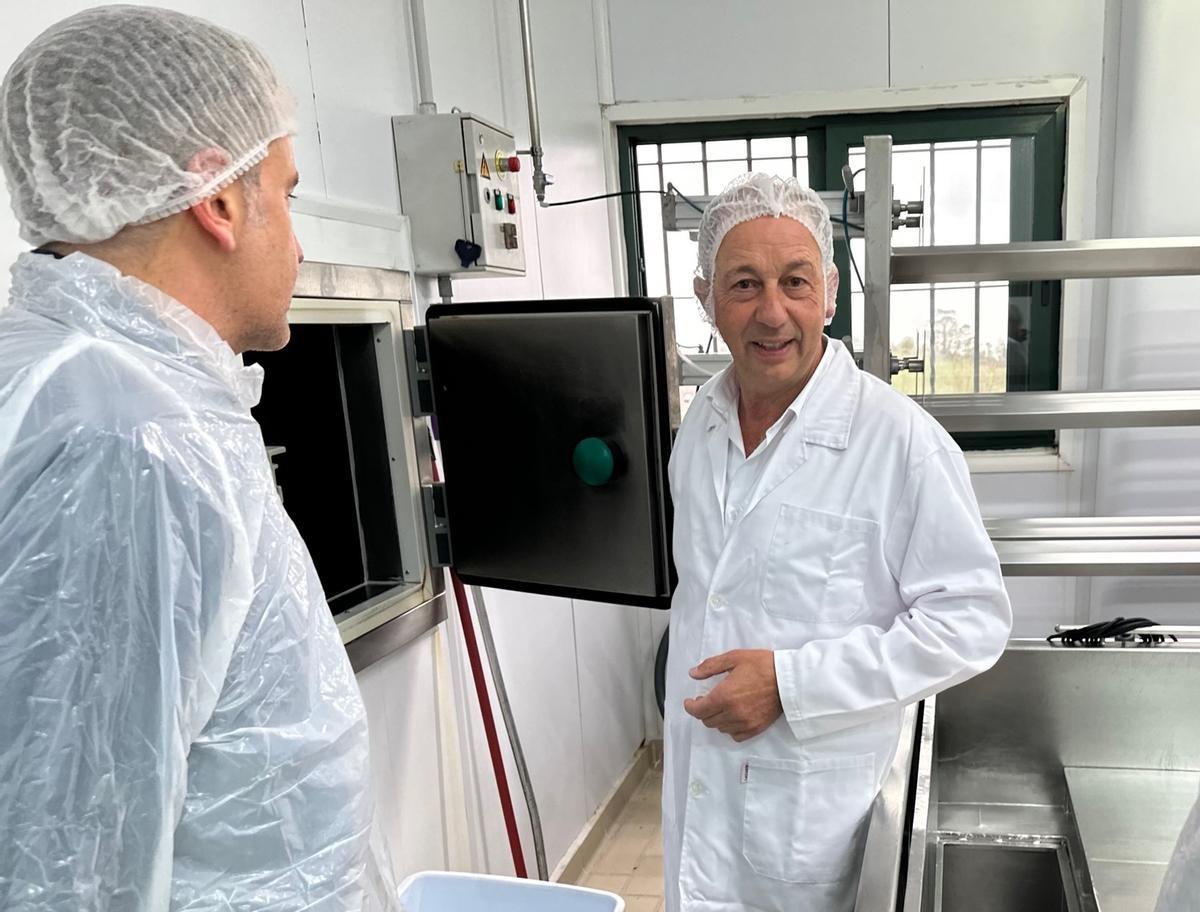Alfonso Rodríguez en su fábrica de queso, requesón y arroz con leche.