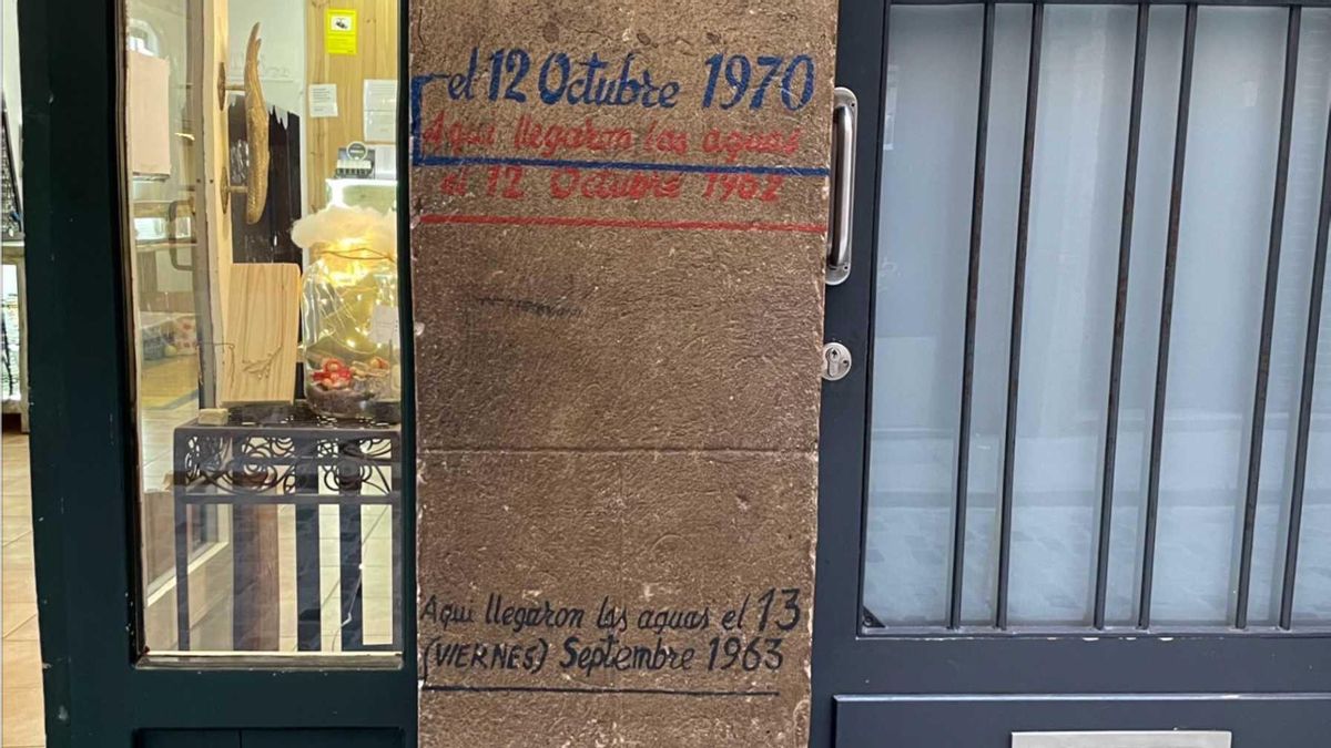 Imatge de la paret amb les marques de les darreres inundacions.