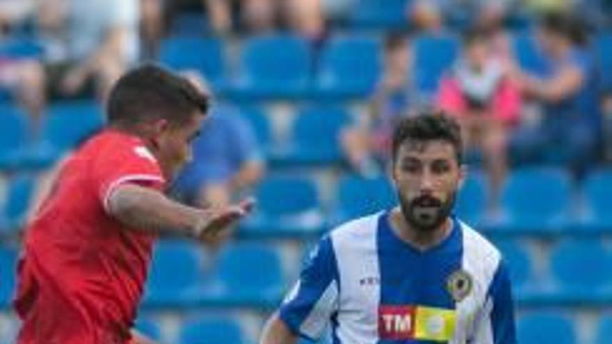 El pivote Diego Benito presiona a un jugador del Espanyol B.