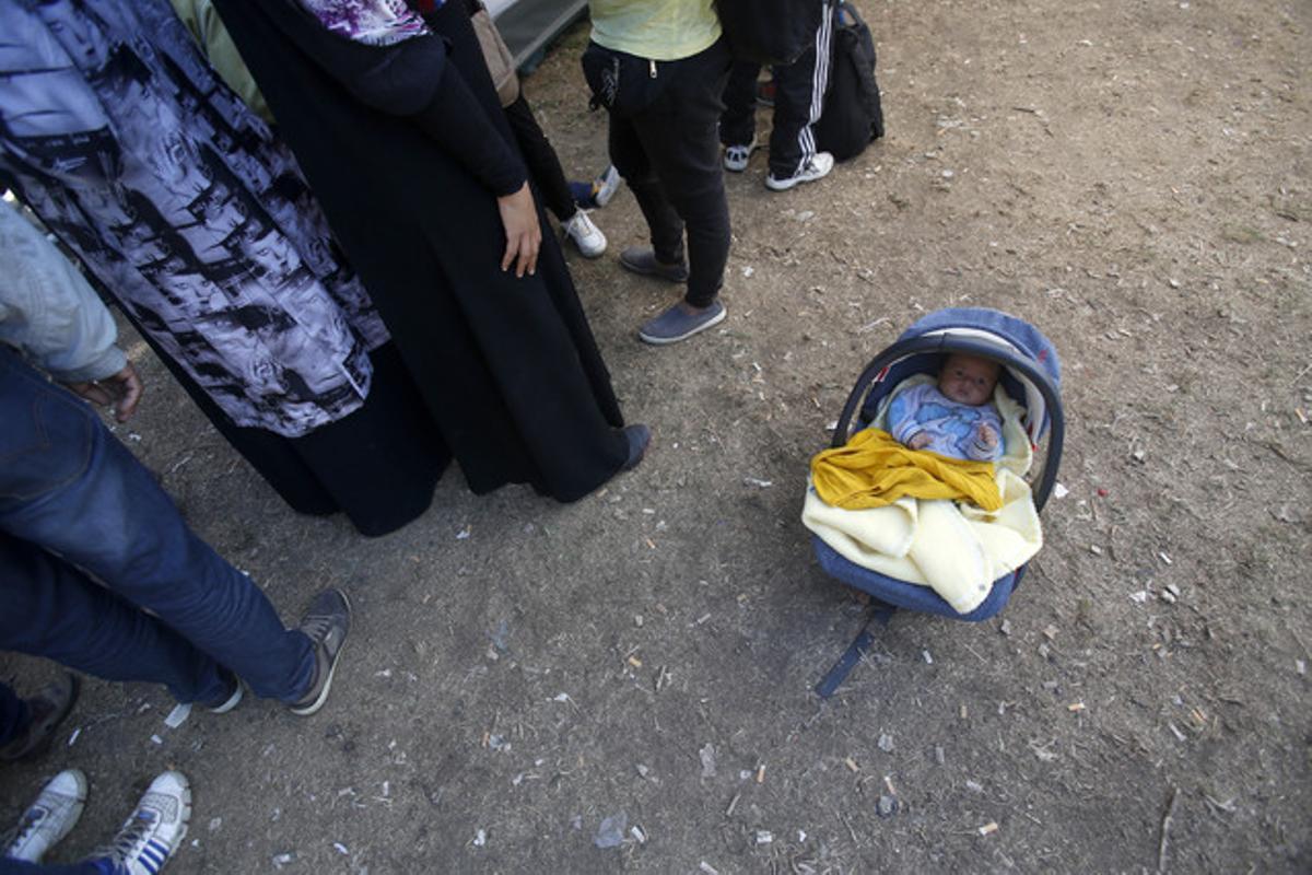 Un bebé sirio en la localidad serbia de Presevo.