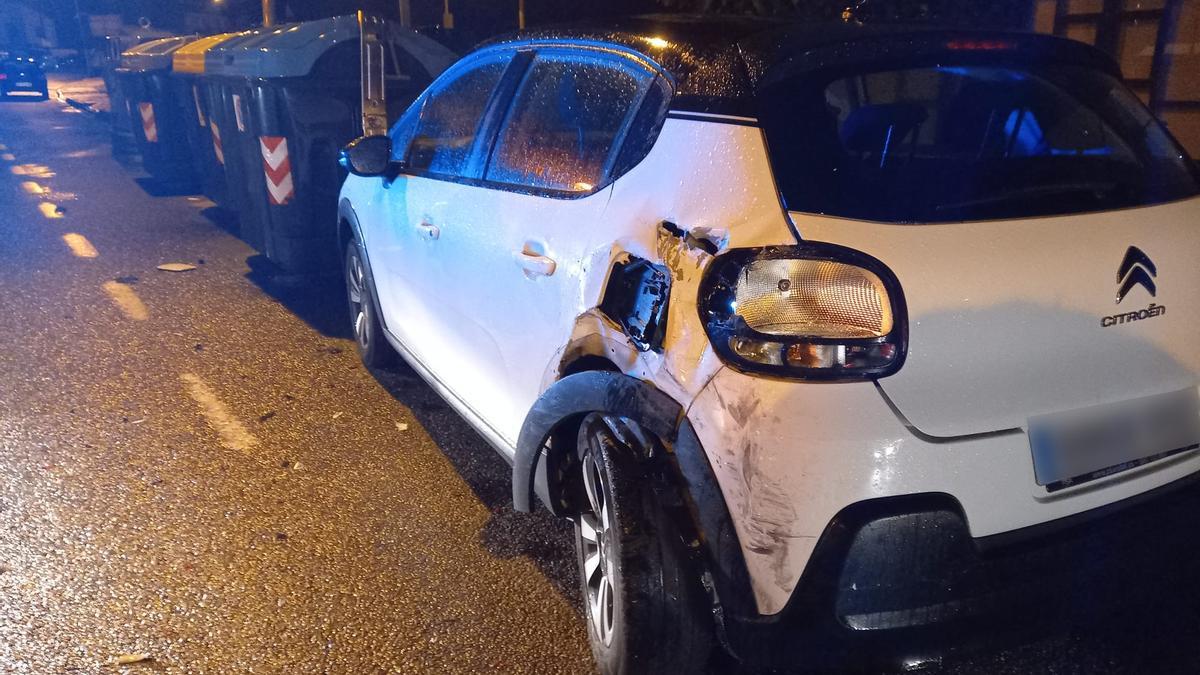 La furgoneta colisionó contra este coche que estaba aparcado en el margen derecho de la avenida.