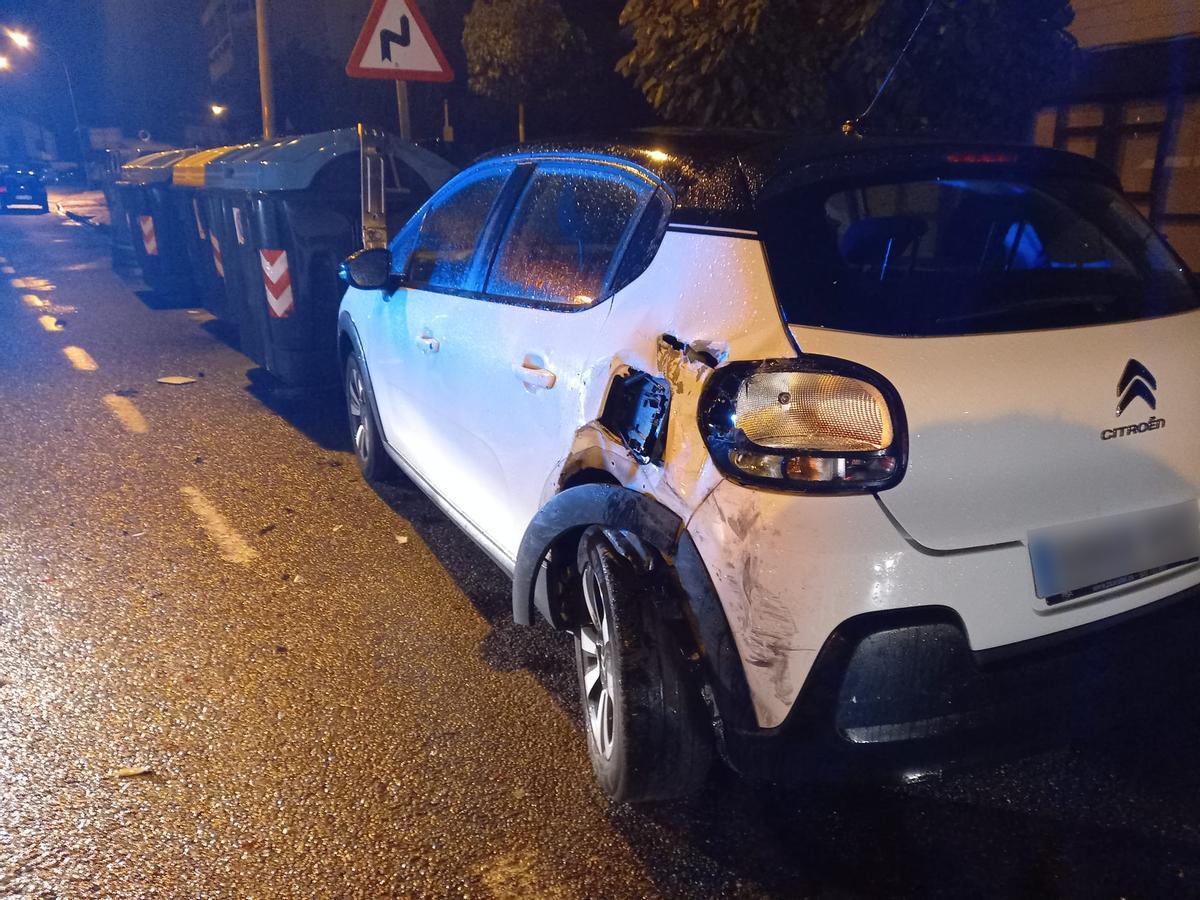 La furgoneta colisionó contra este coche que estaba aparcado en el margen derecho de la avenida.
