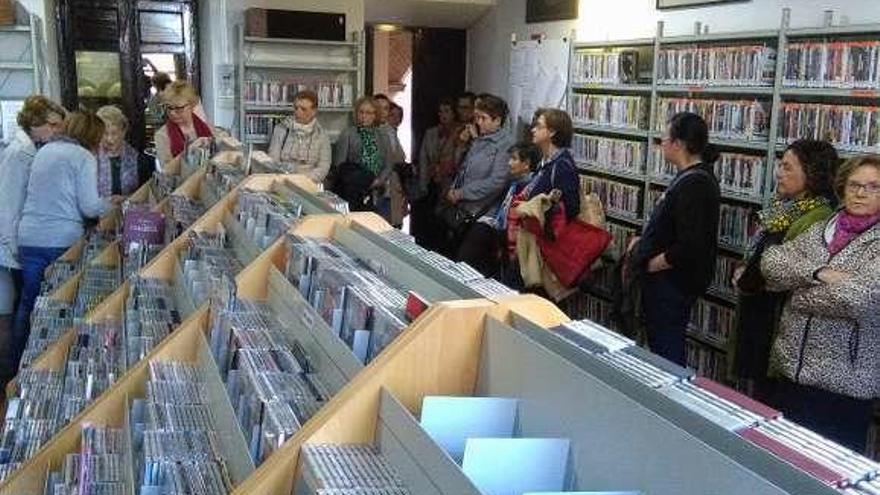 Participantes en el Día de la Biblioteca conocen la Fonoteca.