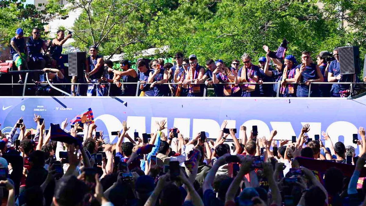 Los jugadores del FC Barcelona celebran ganar el título de LaLiga EA Sports durante un desfile en las calles de Barcelona.