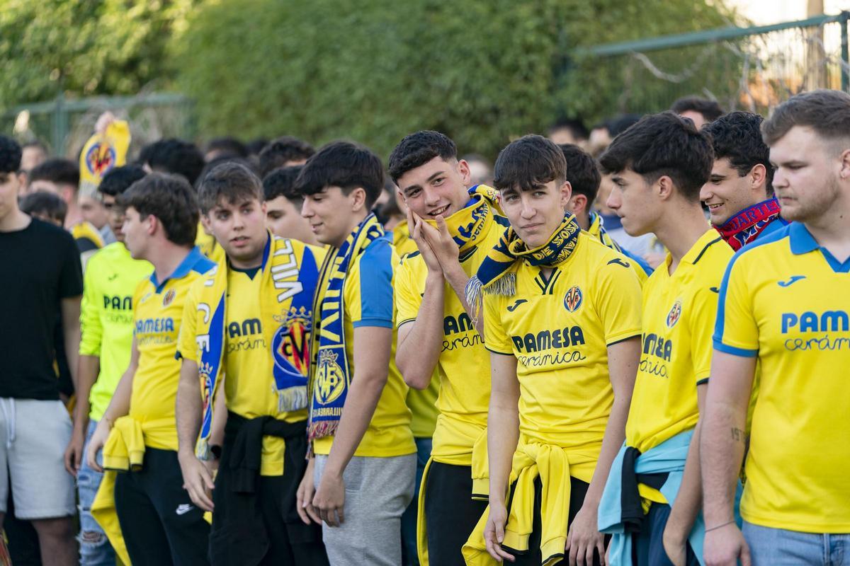 Teo Bou, durante la previa de un partido en el Estadio de la Cerámica.