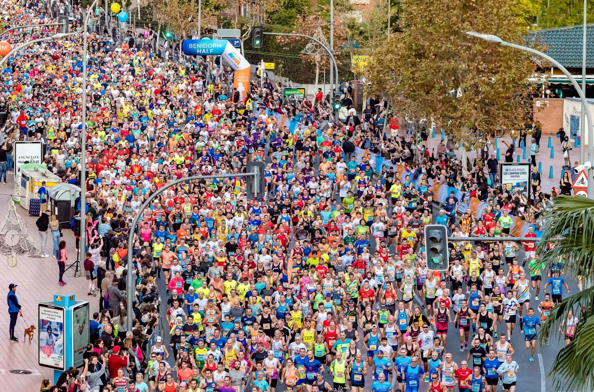 Cerca de 5.000 corredores toman Benidorm.